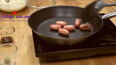 Cách làm pancake cuộn xúc xích bò băm kiểu Thái cực ngon