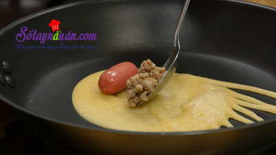 Cách làm pancake cuộn xúc xích bò băm kiểu Thái cực ngon