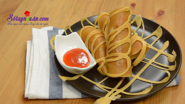 Cách làm pancake cuộn xúc xích bò băm kiểu Thái cực ngon