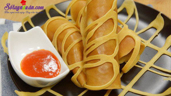 Cách làm pancake cuộn xúc xích bò băm kiểu Thái cực ngon