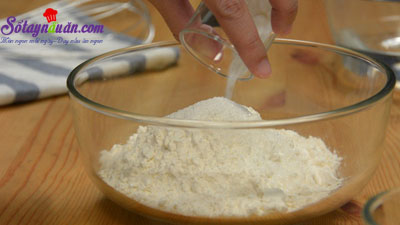 Cách làm pancake cuộn xúc xích bò băm kiểu Thái cực ngon