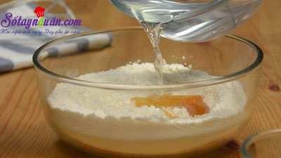 Cách làm pancake cuộn xúc xích bò băm kiểu Thái cực ngon