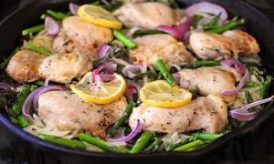 Cách làm sinh tố sữa chua dâu tây da mịn, dáng đẹp