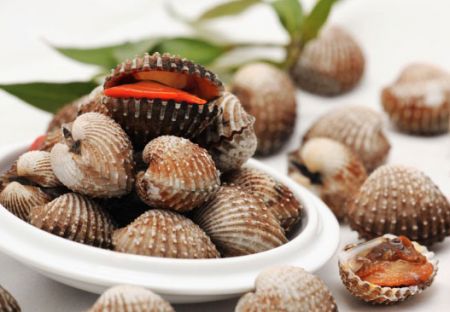 Cách làm sò huyết cháy tỏi hấp dẫn cho gia đình ngày cuối tuần