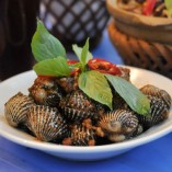 Cách làm sò huyết cháy tỏi hấp dẫn cho gia đình ngày cuối tuần