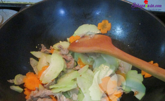 Cách làm su su xào thịt ngon hấp dẫn