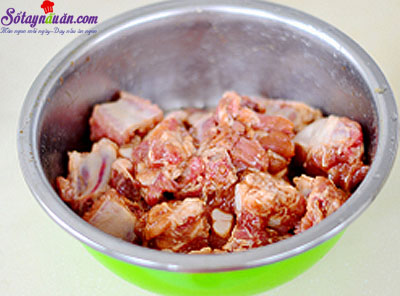 Cách làm sườn kho ngũ sắc thơm ngon hấp dẫn