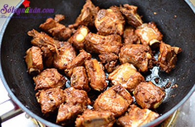 Cách làm sườn kho ngũ sắc thơm ngon hấp dẫn