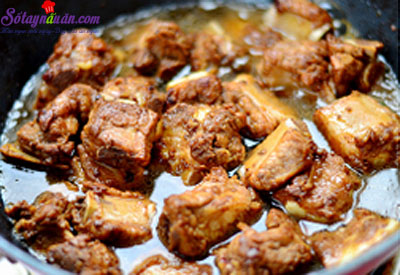 Cách làm sườn kho ngũ sắc thơm ngon hấp dẫn