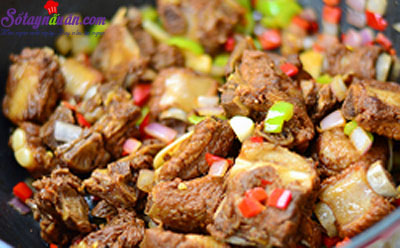 Cách làm sườn kho ngũ sắc thơm ngon hấp dẫn