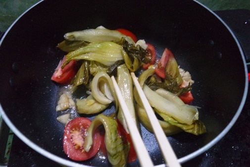 Cách làm thịt ba chỉ xào chua ngọt đậm đà, đưa cơm bữa chiều