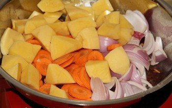 Cách làm thịt bò hầm khoai tây ngon tuyệt cú mèo