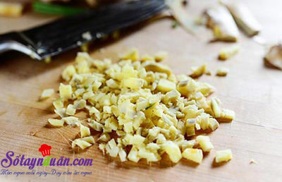 Cách làm thịt cuộn tôm và dứa nướng thơm phức