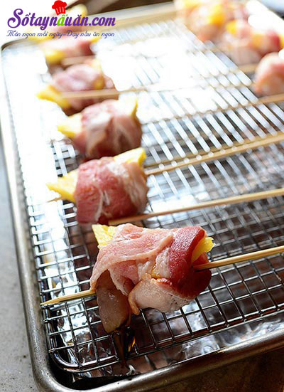 Cách làm thịt cuộn tôm và dứa nướng thơm phức