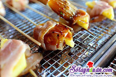 Cách làm thịt cuộn tôm và dứa nướng thơm phức
