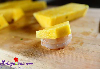 Cách làm thịt cuộn tôm và dứa nướng thơm phức