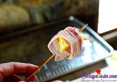 Cách làm thịt cuộn tôm và dứa nướng thơm phức