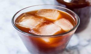 Cách làm tỏi ngâm dấm ớt trắng giòn, không lo nổi váng