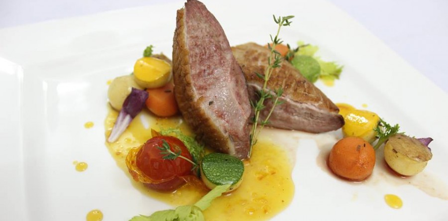 Cách làm ức vịt sốt cam, lạ miệng mà thơm phức