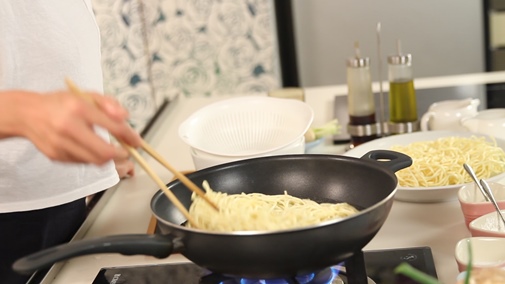 Cách luộc gà thơm ngon, màu vàng ươm mà không cần đến nước