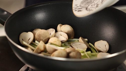 Cách luộc gà thơm ngon, màu vàng ươm mà không cần đến nước