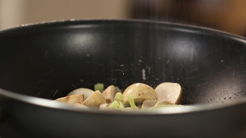 Cách luộc gà thơm ngon, màu vàng ươm mà không cần đến nước