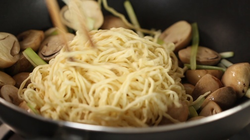 Cách luộc gà thơm ngon, màu vàng ươm mà không cần đến nước