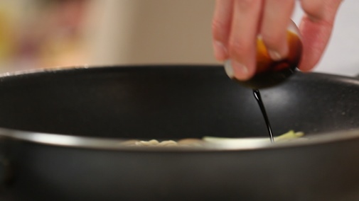 Cách luộc gà thơm ngon, màu vàng ươm mà không cần đến nước