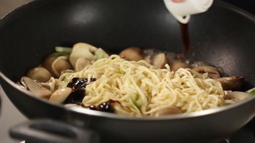 Cách luộc gà thơm ngon, màu vàng ươm mà không cần đến nước