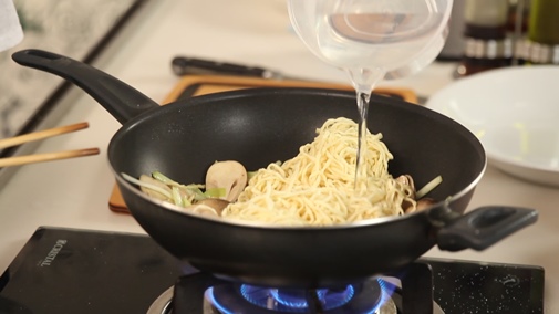 Cách luộc gà thơm ngon, màu vàng ươm mà không cần đến nước