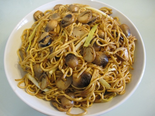 Cách luộc gà thơm ngon, màu vàng ươm mà không cần đến nước