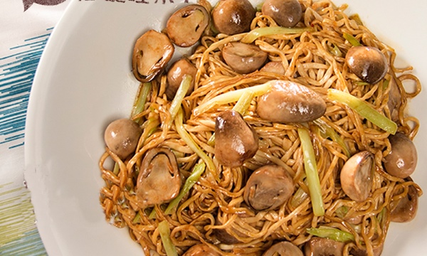 Cách luộc gà thơm ngon, màu vàng ươm mà không cần đến nước