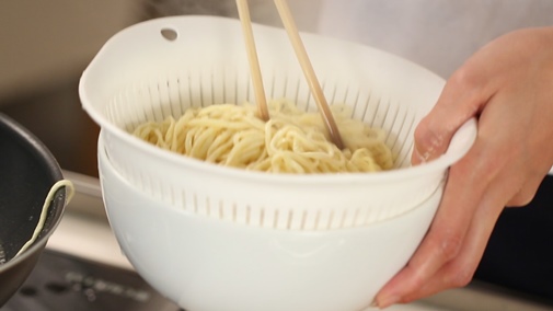 Cách luộc gà thơm ngon, màu vàng ươm mà không cần đến nước