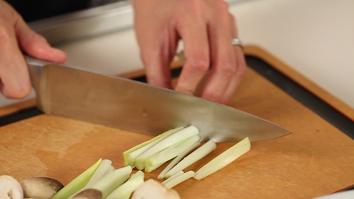 Cách luộc gà thơm ngon, màu vàng ươm mà không cần đến nước