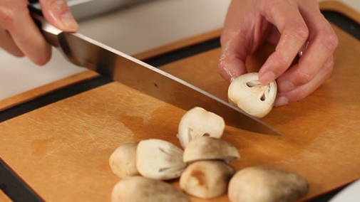 Cách luộc gà thơm ngon, màu vàng ươm mà không cần đến nước