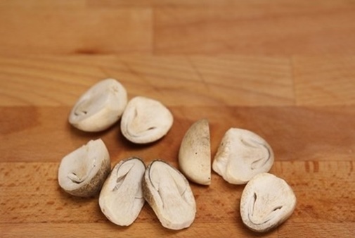 Cách luộc gà thơm ngon, màu vàng ươm mà không cần đến nước