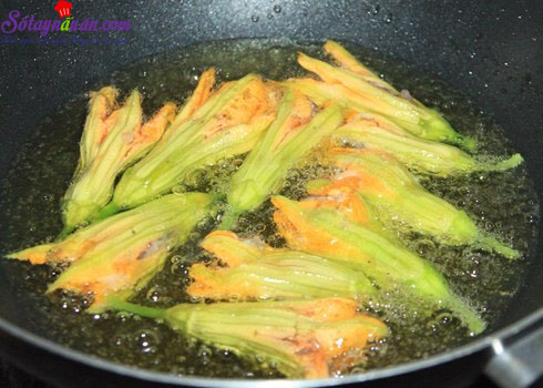 Cách nấu bông bí nhồi thịt chiên giòn