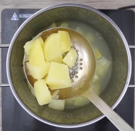 Cách nấu bún riêu cua truyền thống thơm ngon đậm đà mà không hề tốn thời gian