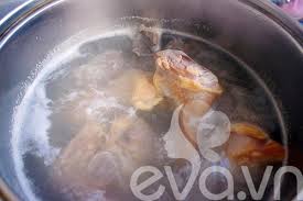 Cách nấu canh gà hầm củ sen thơm ngon tròn vị