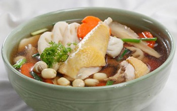 Cách nấu canh gà hầm củ sen thơm ngon tròn vị