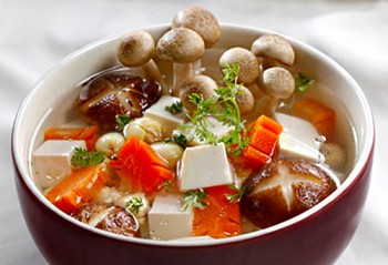 Cách nấu canh nấm hạt sen bổ dưỡng cho ngày rằm