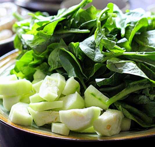 Cách nấu lẩu cua ngon cho buổi họp mặt bạn bè