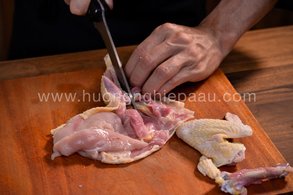 Cách nấu mì quảng gà ngon đậm đà hương vị