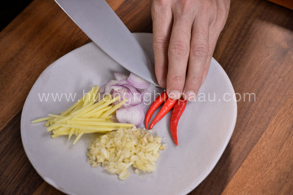 Cách nấu mì quảng gà ngon đậm đà hương vị