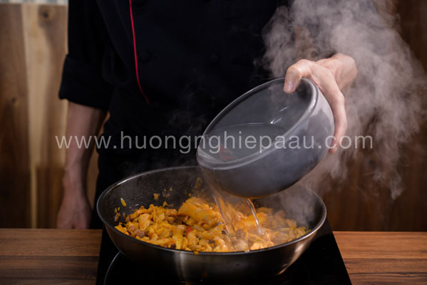 Cách nấu mì quảng gà ngon đậm đà hương vị