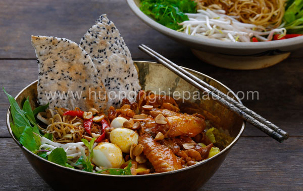 Cách nấu mì quảng gà ngon đậm đà hương vị