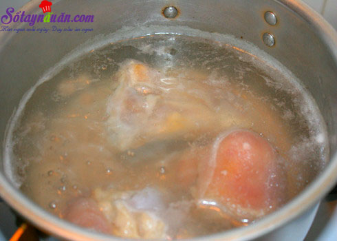 Cách nấu món canh kim chi hầm giò heo chua, cay