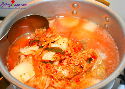 Cách nấu món canh kim chi hầm giò heo chua, cay