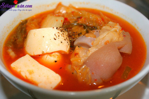 Cách nấu món canh kim chi hầm giò heo chua, cay