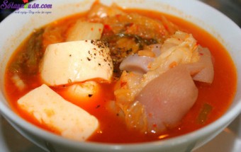 Cách nấu món canh kim chi hầm giò heo chua, cay